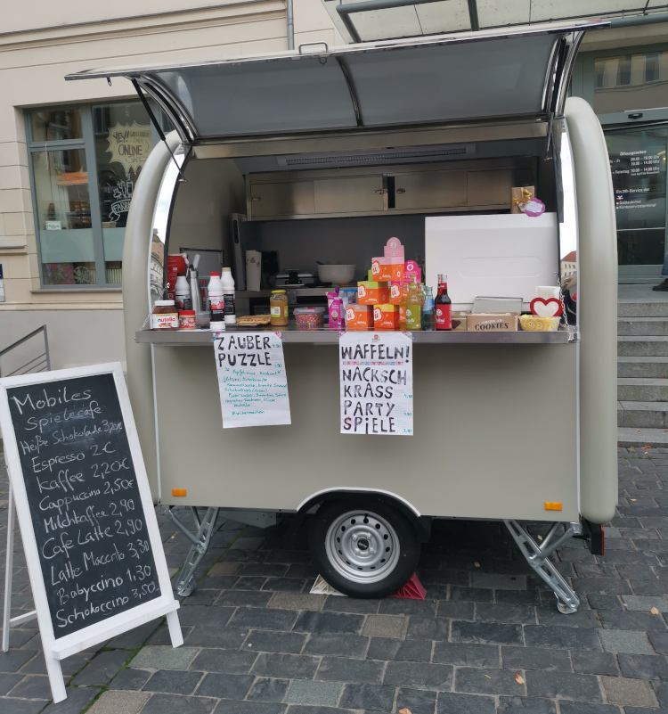 Der Cafe-Anhänger kann unterschiedlich bestückt werden.