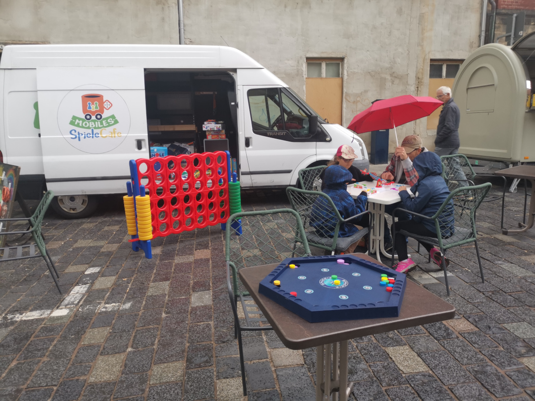 Spielen kann man bei jedem Wetter. Im Notfall halt mit Regenschirm.